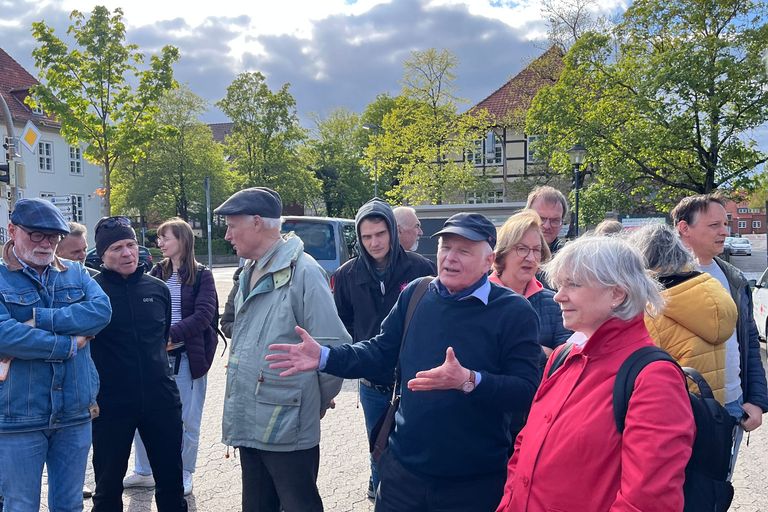 Menschen unterhalten sich beim Gespräch in Fallersleben.